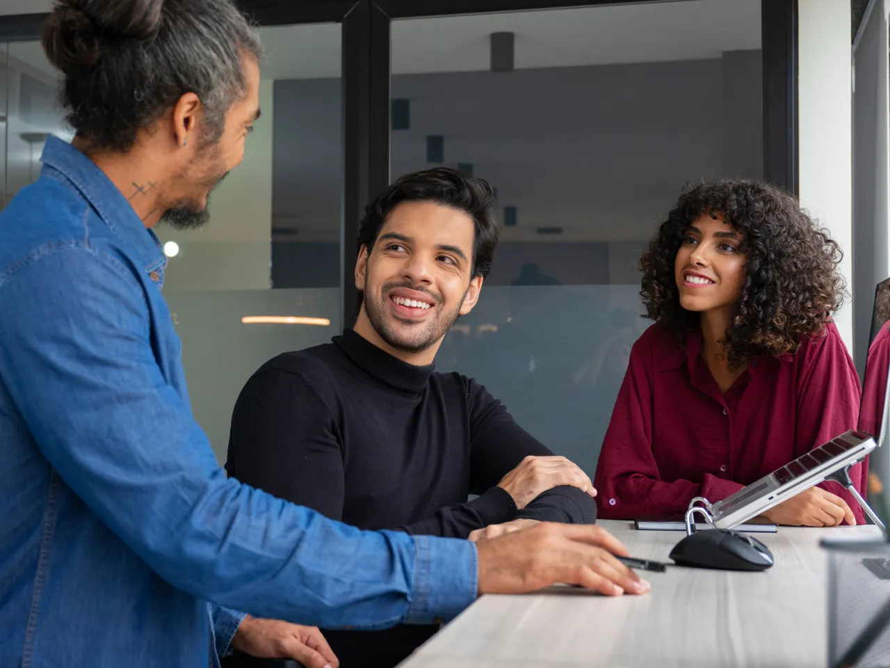 Profesionales conversando durante una reunión de trabajo
